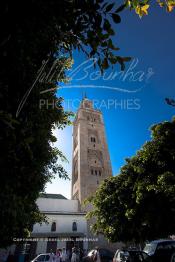 Image du Maroc Professionnelle de  Parmi les endroits les plus pittoresques de Casablanca, la Cité de Habous conçue par les architectes Auguste Cadet et Edmond Brion d’après l’ébauche d’un premier plan-masse dû à Albert Laprade. La construction n’avait commencé qu’après la première guerre mondiale. Situé près du Palais Royale, ce joyau architectural est le point de départ de la nouvelle médina de la ville, Samedi 8 Novembre 2008. Au centre le minaret de La mosquée Al Mohammadi. Le quartier des Habous fait partie du patrimoine architectural de Casablanca (Photo / Abdeljalil Bounhar)